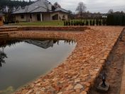 Wzmacnianie brzegów stawu jeziora rzeki strumyka