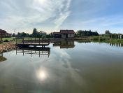 Kamień na brzegi oczka wodnego stawu łowiska