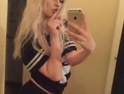 Samotna w wielkim łóżku